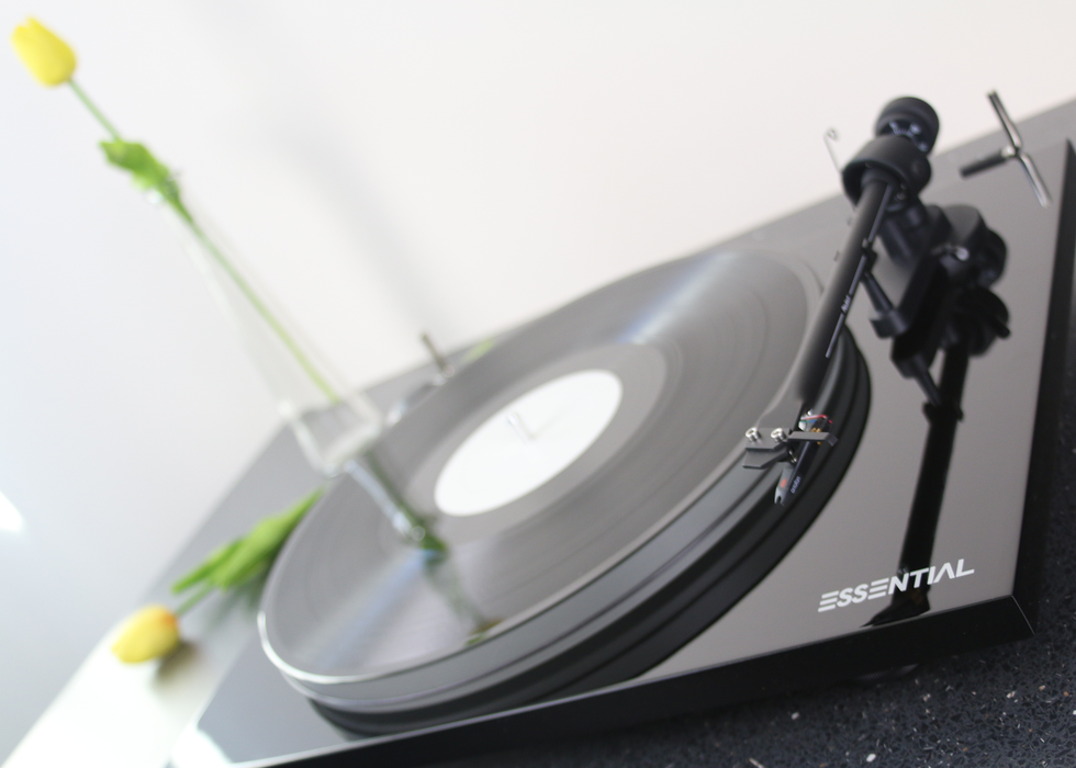Pro-ject Essential III (3) Piano Black Turntable